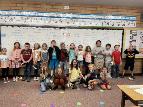 2nd graders pose as commoners