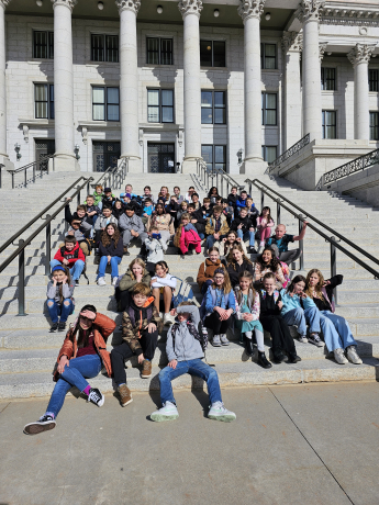 5th graders on the steps of the capitol